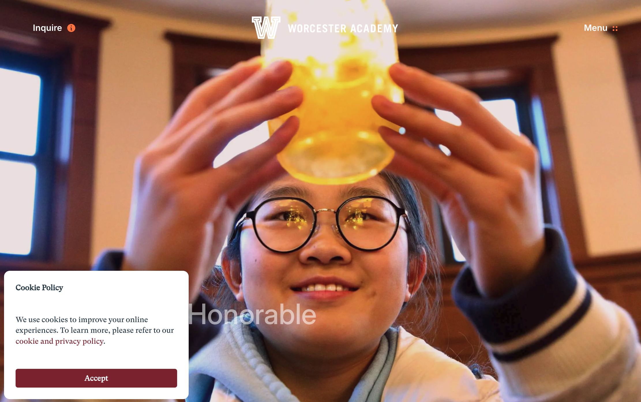「名誉を成し遂げる」というタグラインと中学校・高等学校のナビゲーションがあるWorcester Academyのホームページ