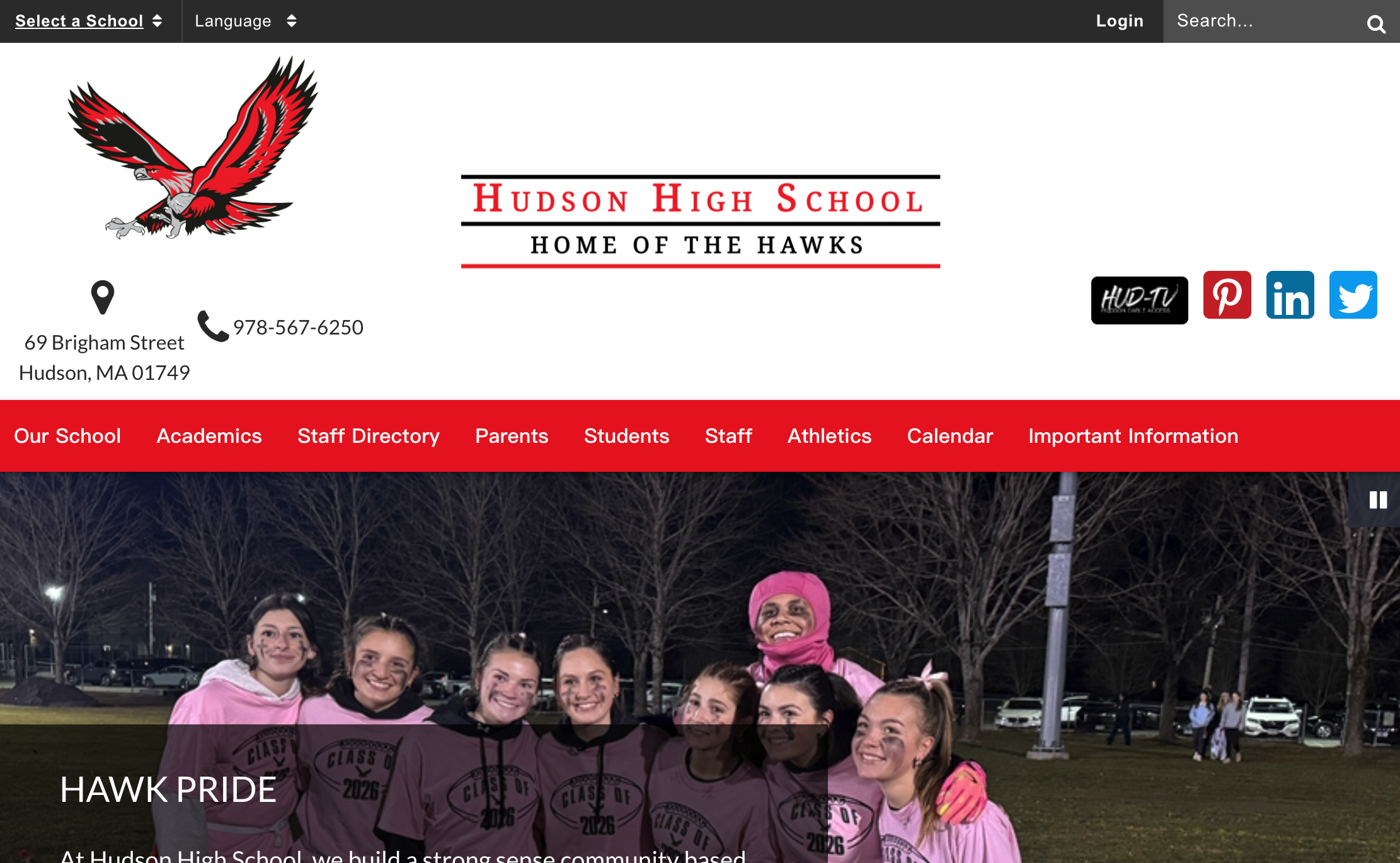 Hawk Prideのヒーローバナーとスタッフ名簿やカレンダーへのクイックリンクがあるHudson High Schoolのホームページ