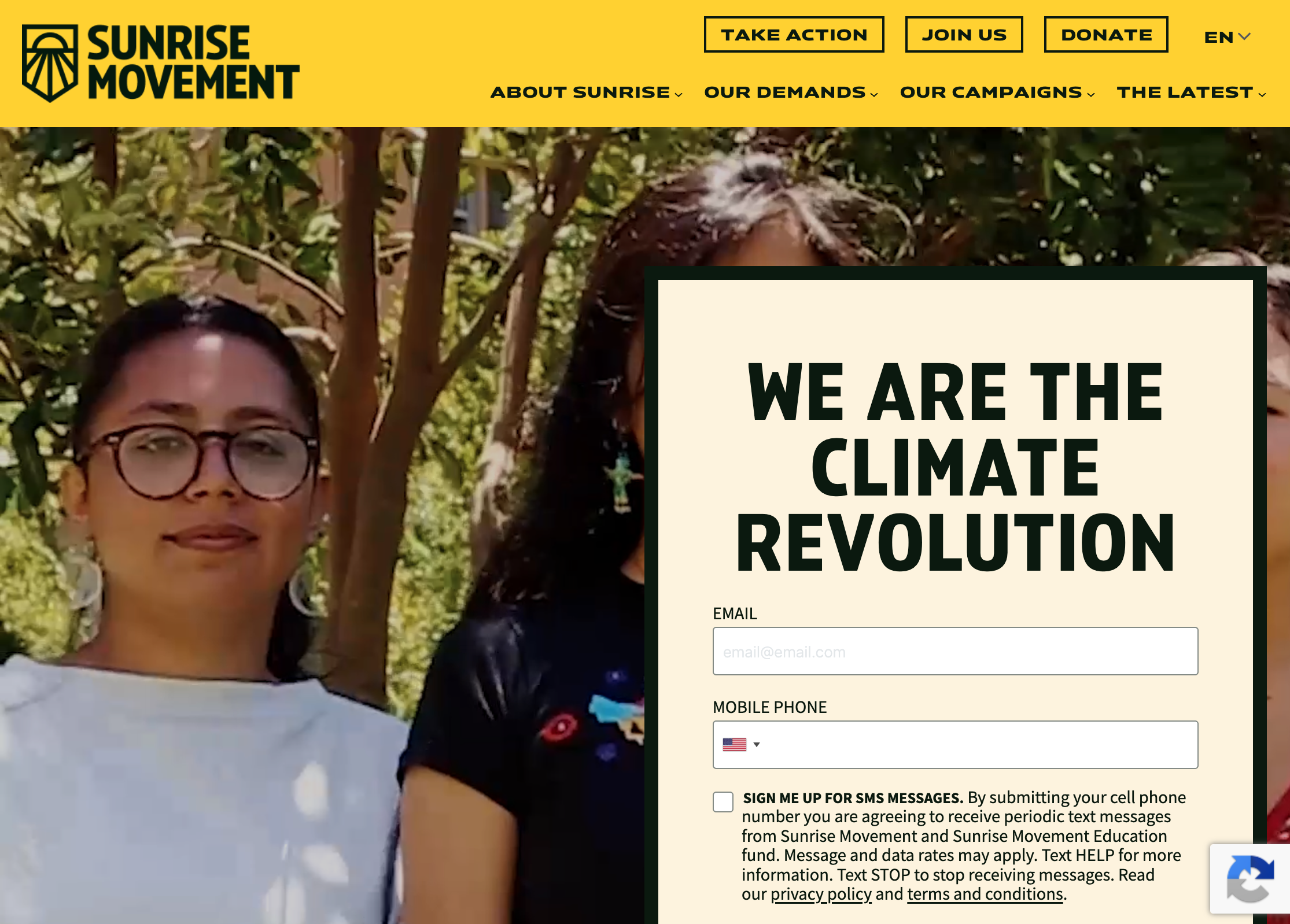 Sunrise Movement 主頁以黃黑品牌色呈現「我們是氣候革命」標語，並設有全屏活動 CTA 模組，鼓勵加入電話募款及選民聯絡行動