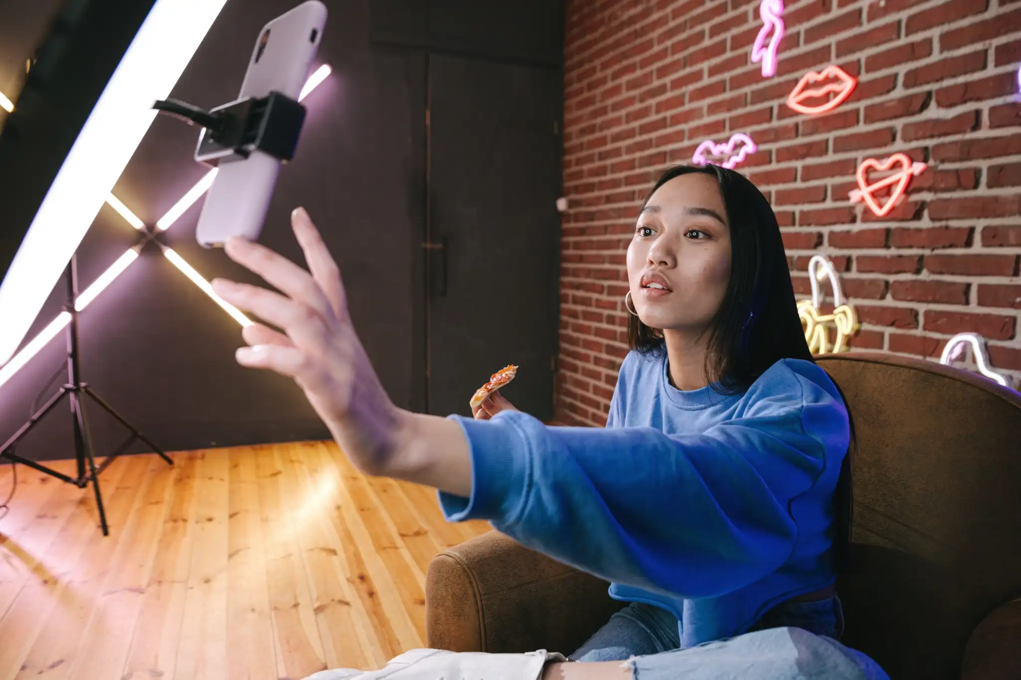 girl is holding phone to take photo