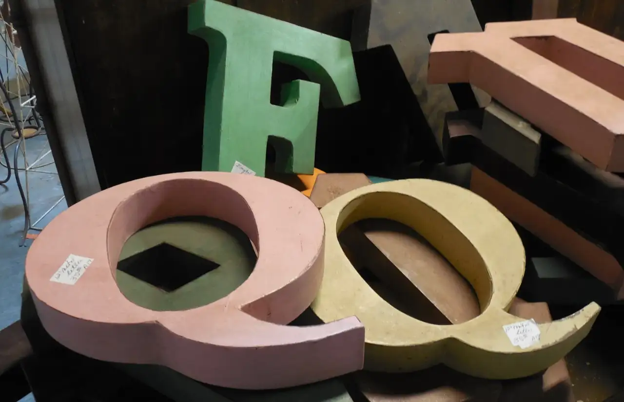 q character show in different fonts