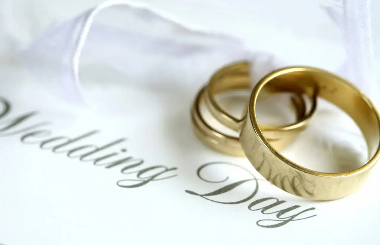 a golden wedding ring