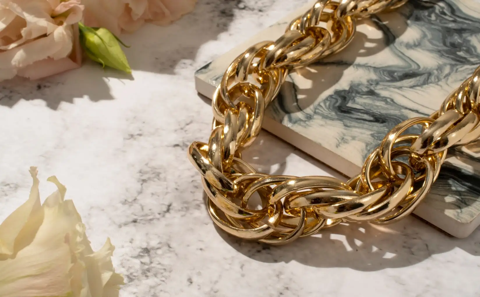 Display of shiny and luxurious golden chain