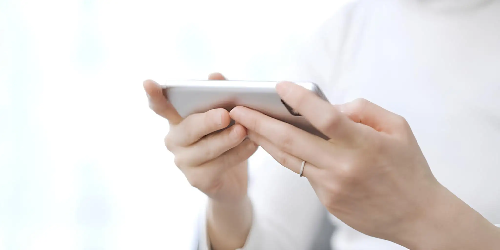 a hand holding a mobile phone
