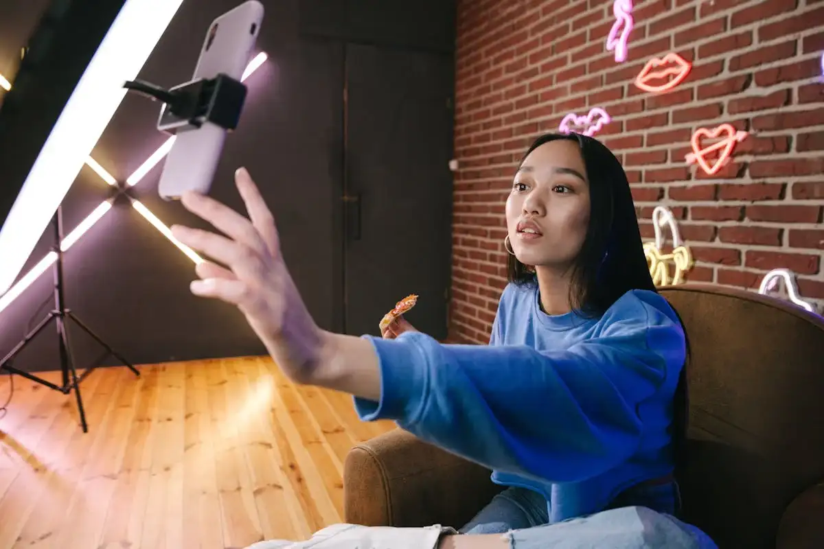 personal branding influencer doing live streaming