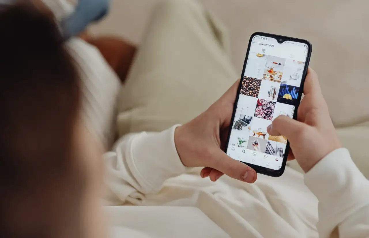 people viewing content on ins