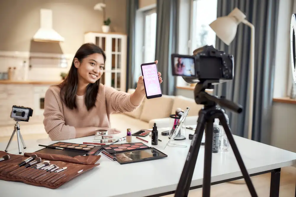 An influencershowcasing a mix of high-quality product shots, user-generated content An influencershowcasing a mix of high-quality product shots, user-generated content