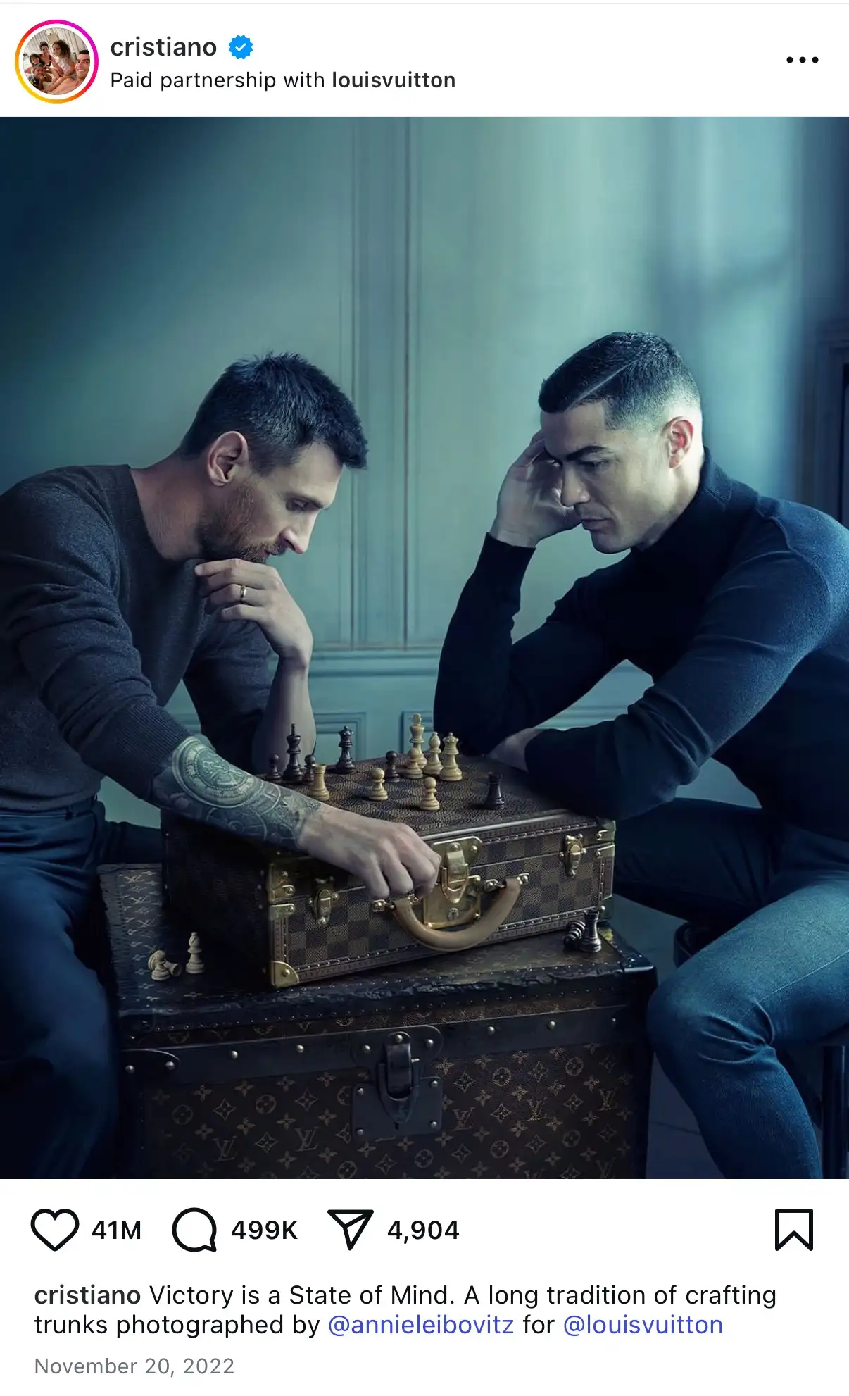 Christiano and Messi playing chess