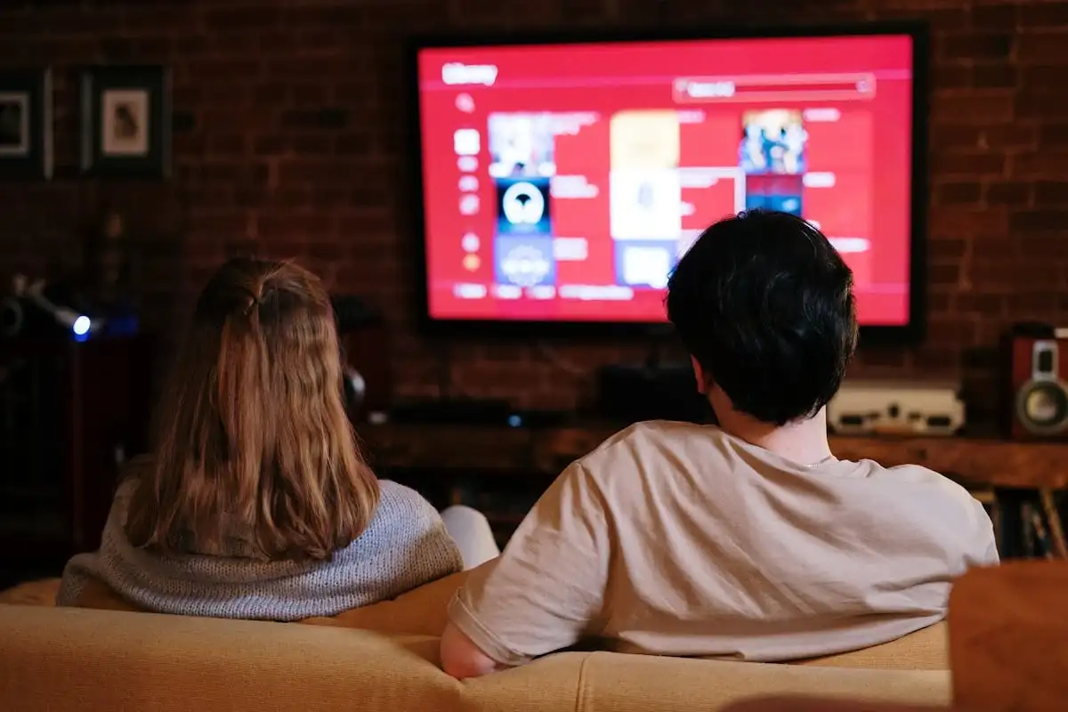two people watching netflix
